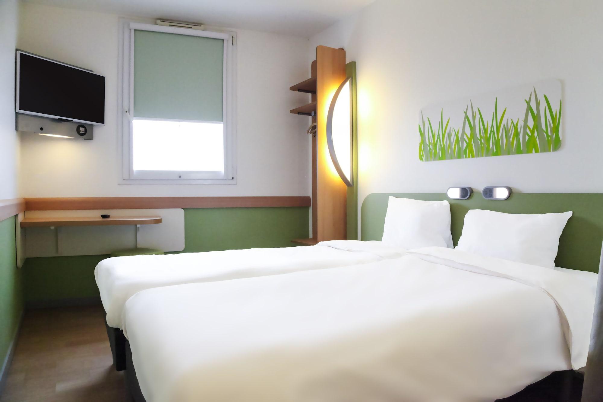 Ibis Budget Hyeres Bagian luar foto