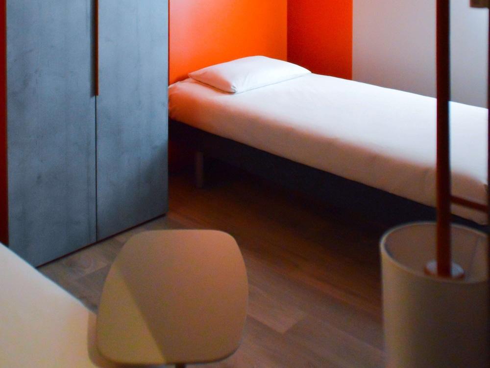 Ibis Budget Hyeres Bagian luar foto