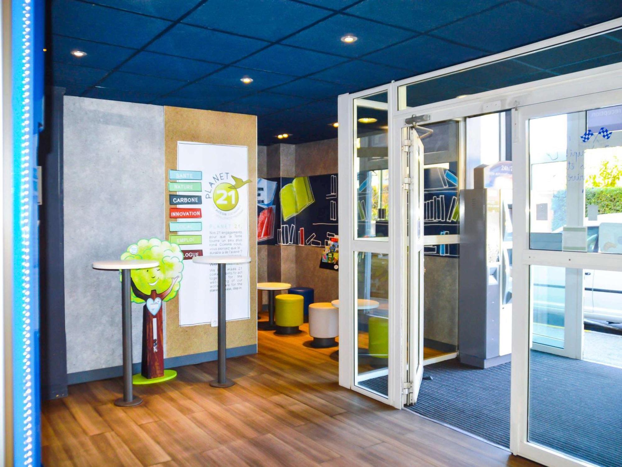 Ibis Budget Hyeres Bagian luar foto